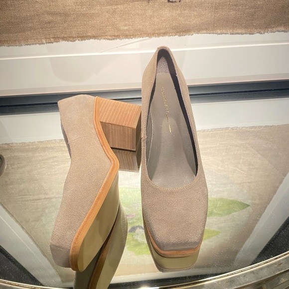 Intentionally Blank Heels - Picture 4 of 4